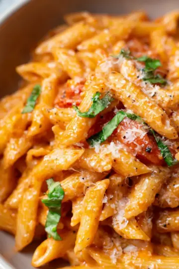 Super Easy Creamy Tomato Pasta